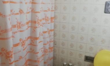 Casa 4 amb, cochera para varios vehículos, quincho, piscina y amplio jardín.