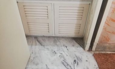 Casa 4 amb, cochera para varios vehículos, quincho, piscina y amplio jardín.