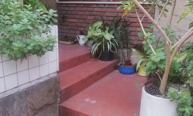 Casa 4 amb, cochera para varios vehículos, quincho, piscina y amplio jardín.