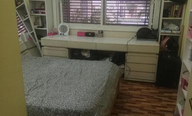 Casa 4 amb, cochera para varios vehículos, quincho, piscina y amplio jardín.