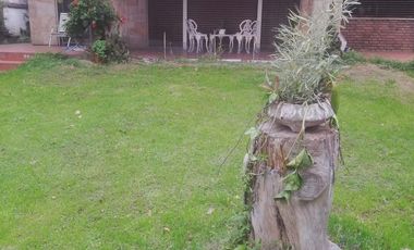 Casa 4 amb, cochera para varios vehículos, quincho, piscina y amplio jardín.