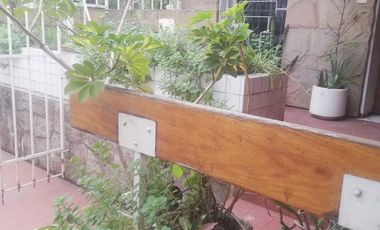 Casa 4 amb, cochera para varios vehículos, quincho, piscina y amplio jardín.