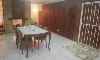 Casa 4 amb, cochera para varios vehículos, quincho, piscina y amplio jardín.