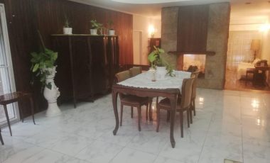Casa 4 amb, cochera para varios vehículos, quincho, piscina y amplio jardín.