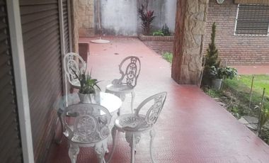 Casa 4 amb, cochera para varios vehículos, quincho, piscina y amplio jardín.