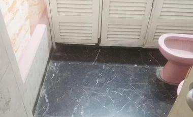 Casa 4 amb, cochera para varios vehículos, quincho, piscina y amplio jardín.