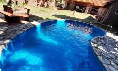 Casa 4 amb, cochera para varios vehículos, quincho, piscina y amplio jardín.