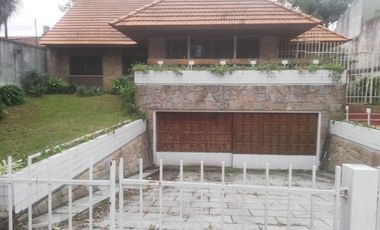 Casa 4 amb, cochera para varios vehículos, quincho, piscina y amplio jardín.