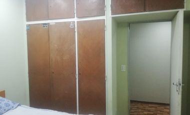 Casa 4 amb, cochera para varios vehículos, quincho, piscina y amplio jardín.