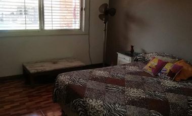 Casa 4 amb, cochera para varios vehículos, quincho, piscina y amplio jardín.