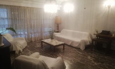 Casa 4 amb, cochera para varios vehículos, quincho, piscina y amplio jardín.
