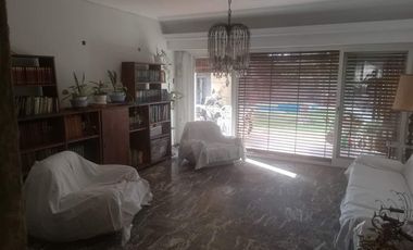 Casa 4 amb, cochera para varios vehículos, quincho, piscina y amplio jardín.