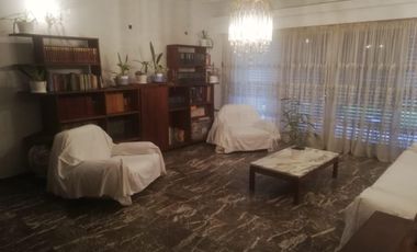 Casa 4 amb, cochera para varios vehículos, quincho, piscina y amplio jardín.