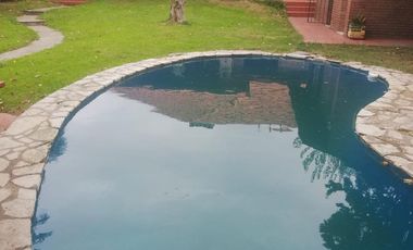 Casa 4 amb, cochera para varios vehículos, quincho, piscina y amplio jardín.
