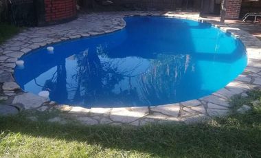 Casa 4 amb, cochera para varios vehículos, quincho, piscina y amplio jardín.