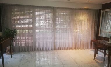 Casa 4 amb, cochera para varios vehículos, quincho, piscina y amplio jardín.
