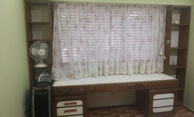 Casa 4 amb, cochera para varios vehículos, quincho, piscina y amplio jardín.