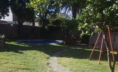Casa 4 amb, cochera para varios vehículos, quincho, piscina y amplio jardín.