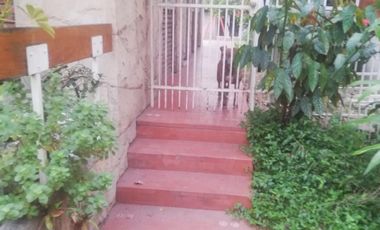 Casa 4 amb, cochera para varios vehículos, quincho, piscina y amplio jardín.