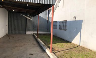 Casa 2 familias y galpon - Venta