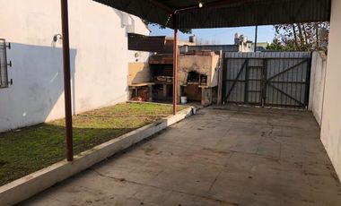 Casa 2 familias y galpon - Venta