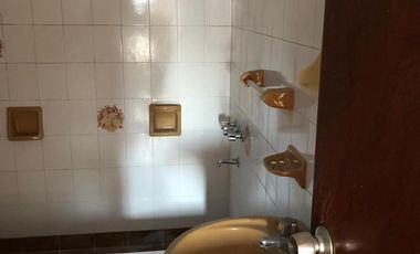 Casa 2 familias y galpon - Venta