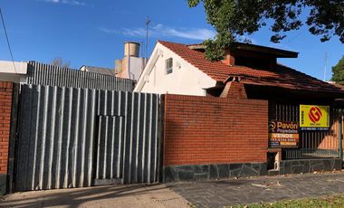 Casa 2 familias y galpon - Venta