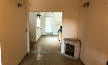Casa 2 familias y galpon - Venta