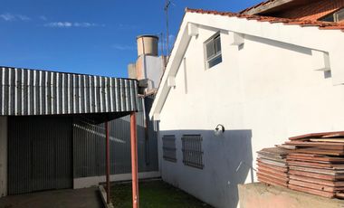 Casa 2 familias y galpon - Venta