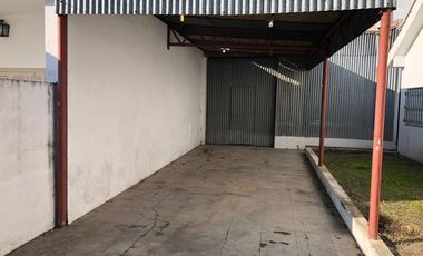 Casa 2 familias y galpon - Venta