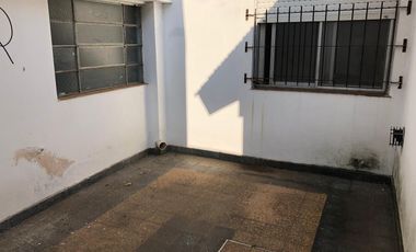 Casa 2 familias y galpon - Venta