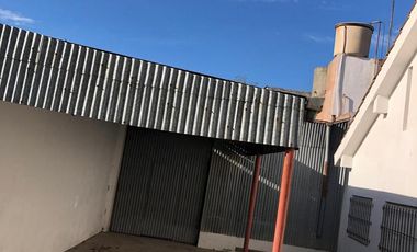 Casa 2 familias y galpon - Venta