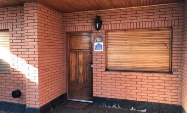 Casa 2 familias y galpon - Venta