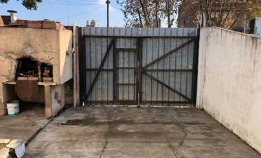 Casa 2 familias y galpon - Venta