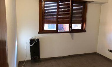 Casa 2 familias y galpon - Venta