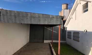 Casa 2 familias y galpon - Venta