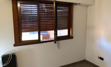 Casa 2 familias y galpon - Venta