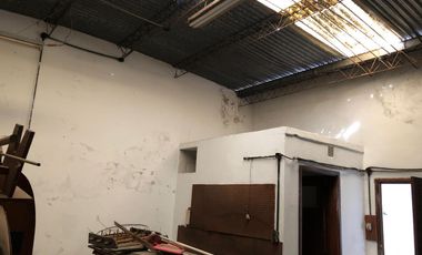 Casa 2 familias y galpon - Venta