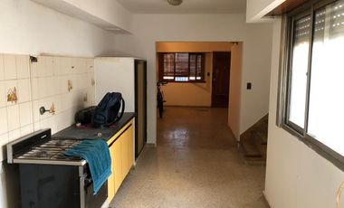 Casa 2 familias y galpon - Venta