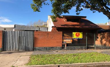 Casa 2 familias y galpon - Venta