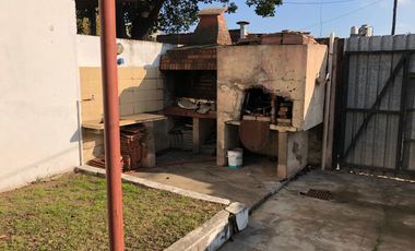 Casa 2 familias y galpon - Venta