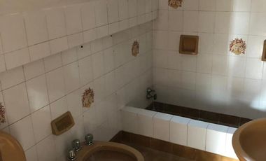 Casa 2 familias y galpon - Venta