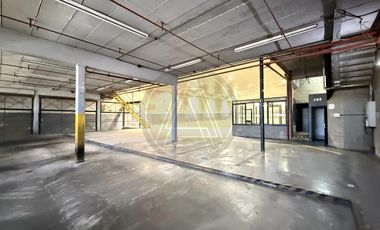 Galpón con oficinas 1900m2 en alquiler - Barracas