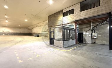 Galpón con oficinas 1900m2 en alquiler - Barracas