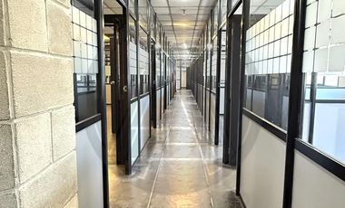 Galpón con oficinas 1900m2 en alquiler - Barracas