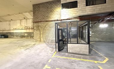 Galpón con oficinas 1900m2 en alquiler - Barracas