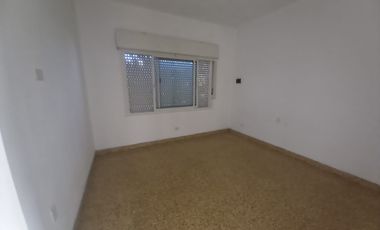DEPTO 2 AMBIENTES MUY AMPLIO 1er PISO AL FRENTE