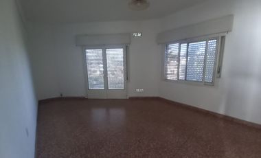 DEPTO 2 AMBIENTES MUY AMPLIO 1er PISO AL FRENTE
