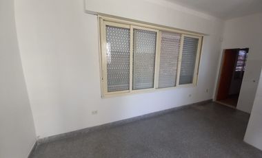 DEPTO 2 AMBIENTES MUY AMPLIO 1er PISO AL FRENTE