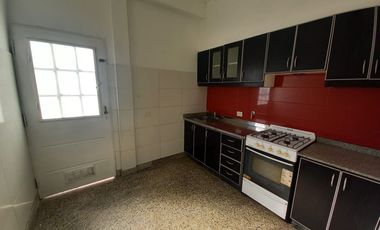 DEPTO 2 AMBIENTES MUY AMPLIO 1er PISO AL FRENTE